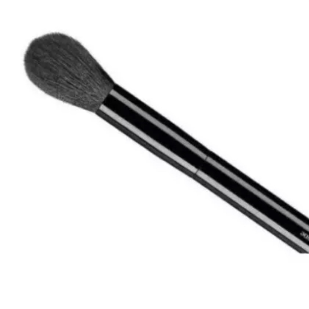 NIB- LimeLife by Alcone CLASSIFIED BRUSH #19 Small Tapered Powder Makeup Brush.